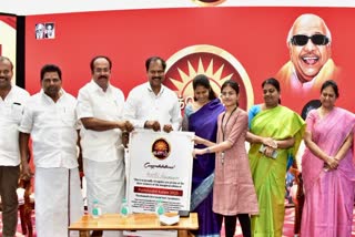 புத்தொழில் களம் போட்டியின் விழா மேடையில் பரிசு வழங்கும் எம்பி கனிமொழி மற்றும் அமைச்சர்   தங்கம் தென்னரசு