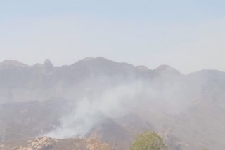 धधक रहे अरावली के पहाड़