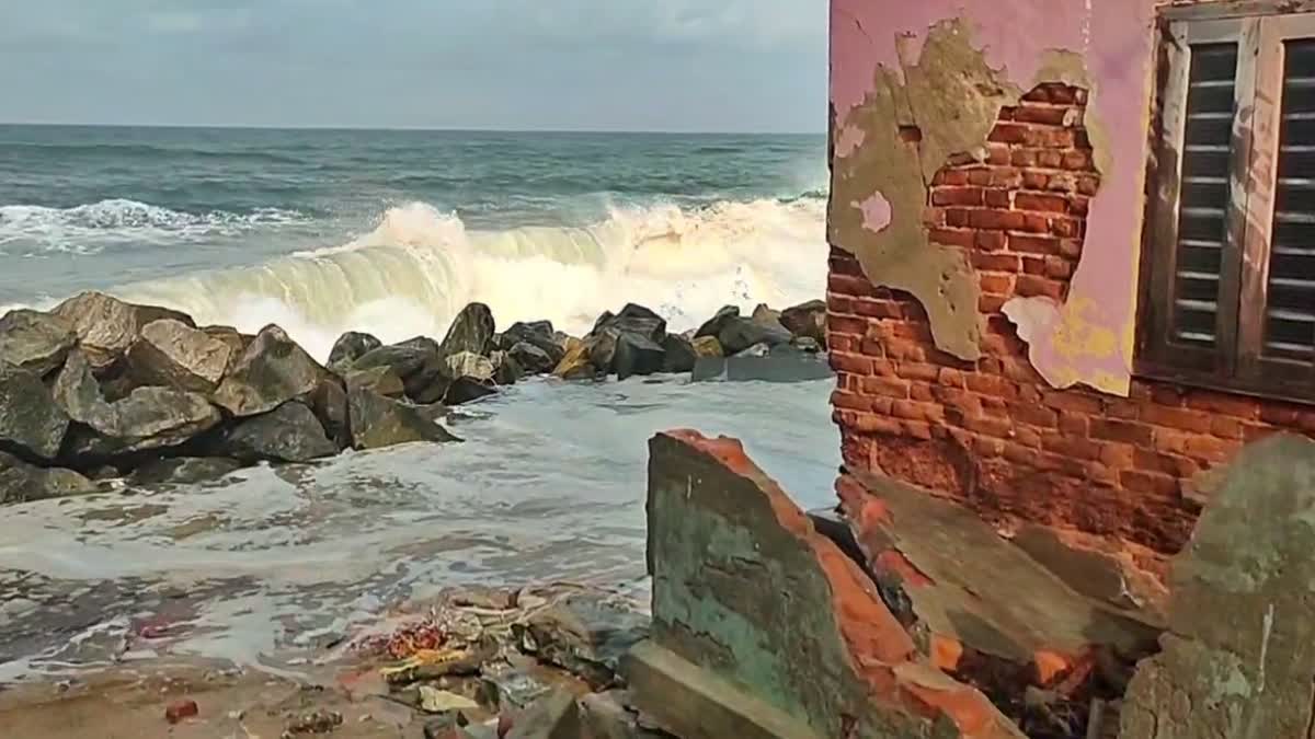 HIGH OCEAN WAVE ALERT KERALA  Kerala Weather  KALLAKKADAL  കേരള തീരത്ത് കടലാക്രമണം