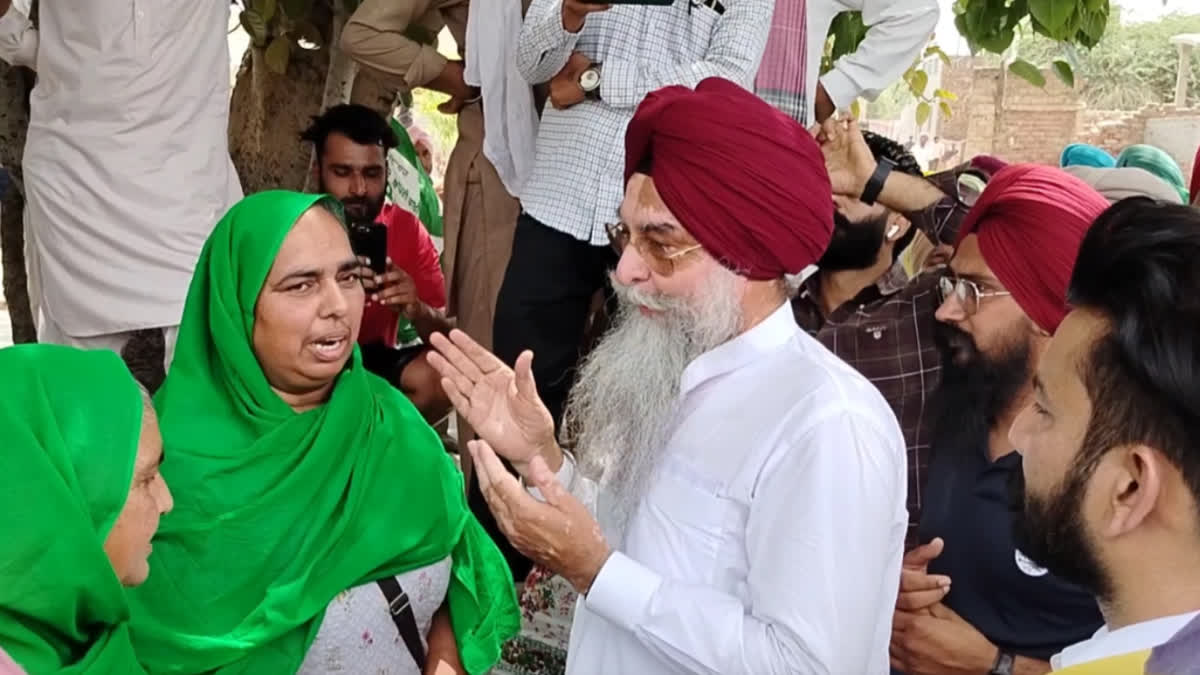 the farmers besieged AAP candidate Karamjit Anmol and Speaker Sandhawan In Faridkot