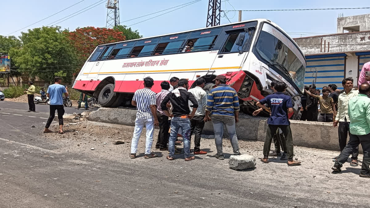 passengers Bus collides with divider due to steering failure in jhalawar