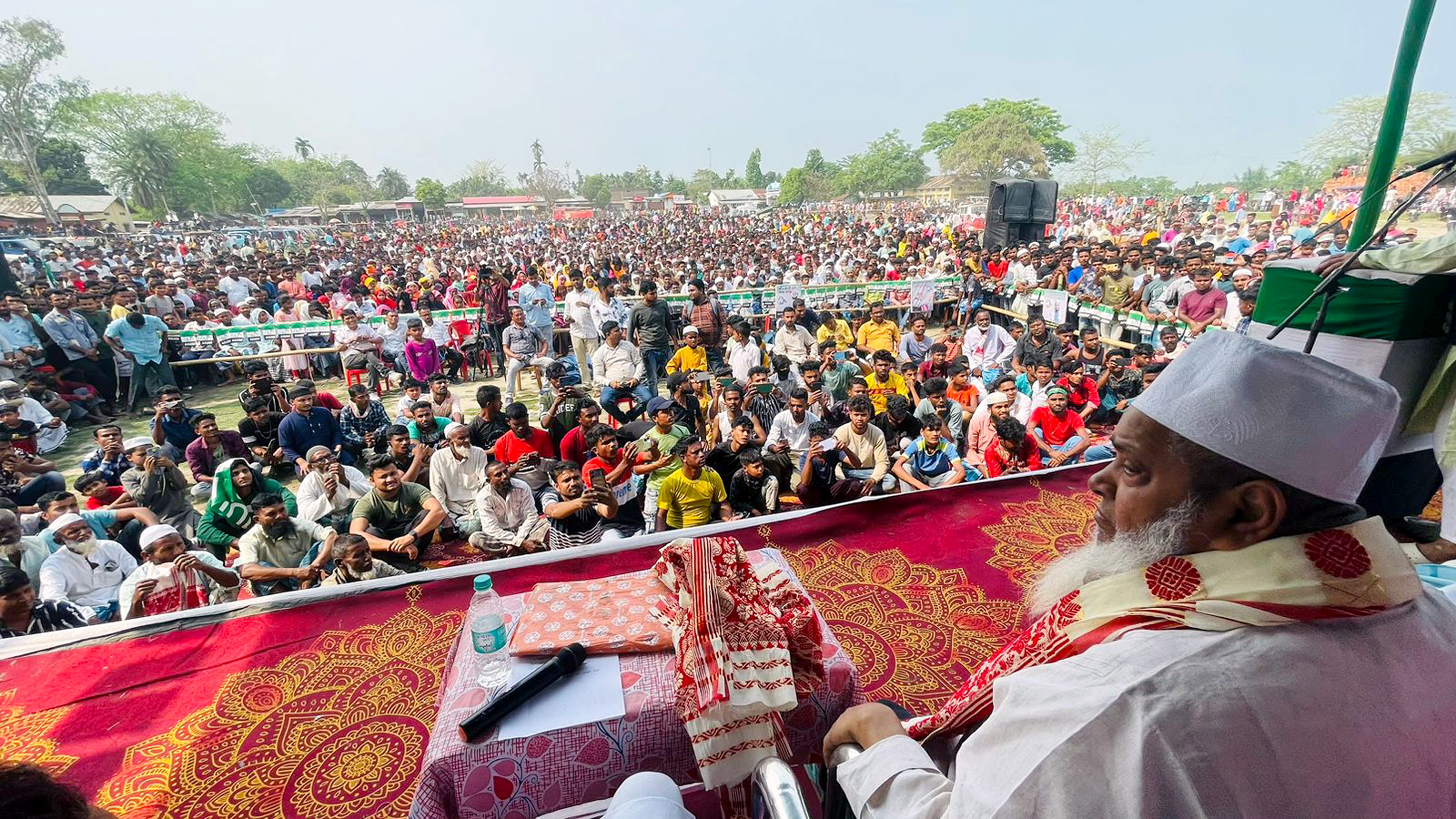 धुबरी में चुनावी सभा को संबोधित करते एआईयूडीएफ प्रमुख बदरुद्दीन अजमल