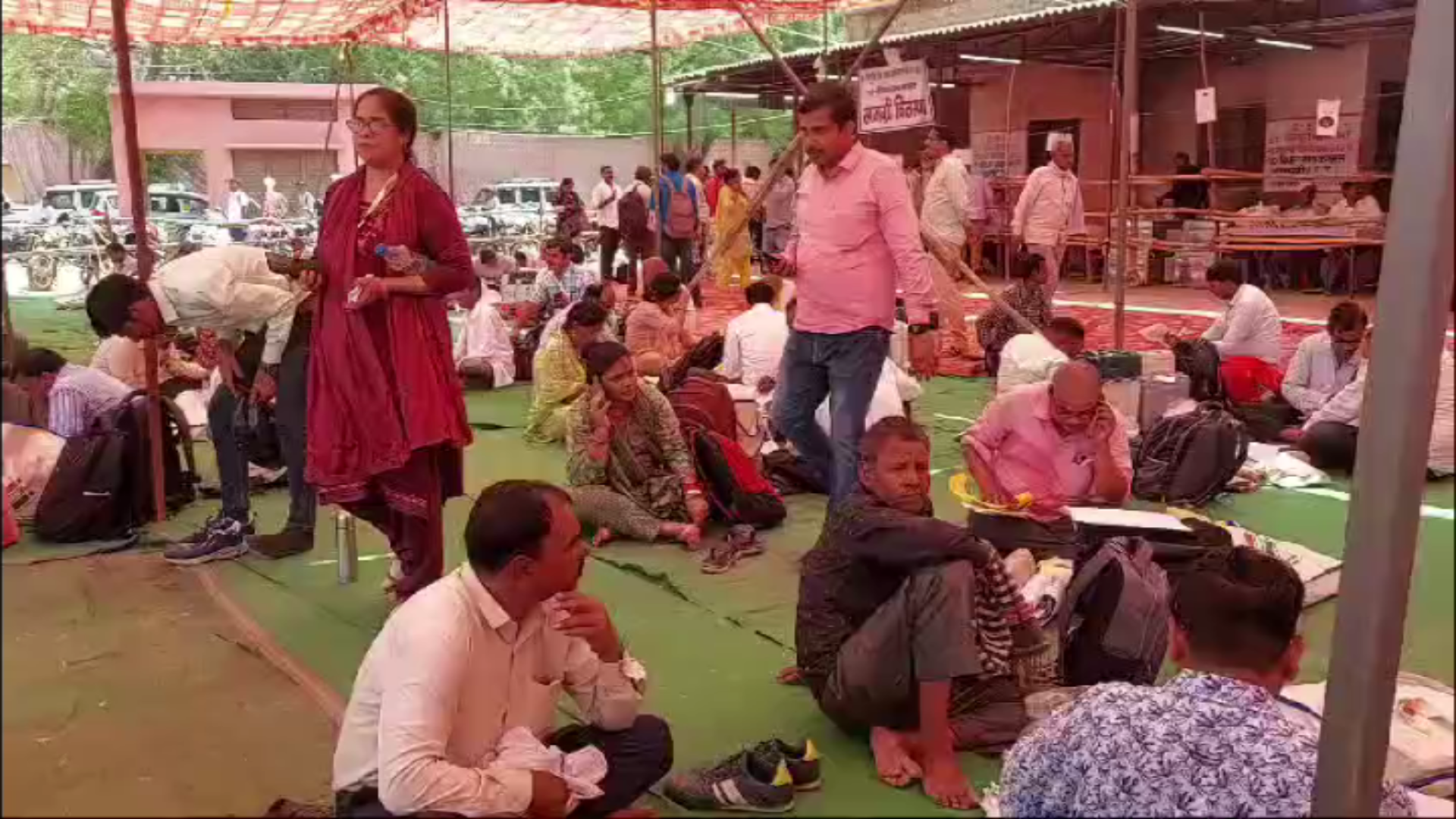 मैनपुरी मुख्यालय पर पोलिंग पार्टियां.