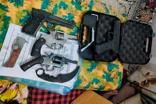 GUNS SEIZED FROM HOUSE  ACCUSED WHO WAS OUT ON BAIL  GUNS AND CASH SEIZED FROM HOUSE  വീട്ടിൽ നിന്നും തോക്കുകൾ പിടികൂടി