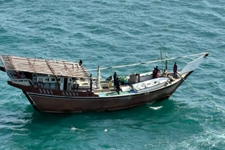 URU CAUGHT FROM BEYPORE SEA  URU OWNED BY IRANIAN SPONSOR  BOAT CAUGHT BY COAST GUARD  കോസ്‌റ്റ് ഗാർഡ്‌ ഉരു പിടികൂടി