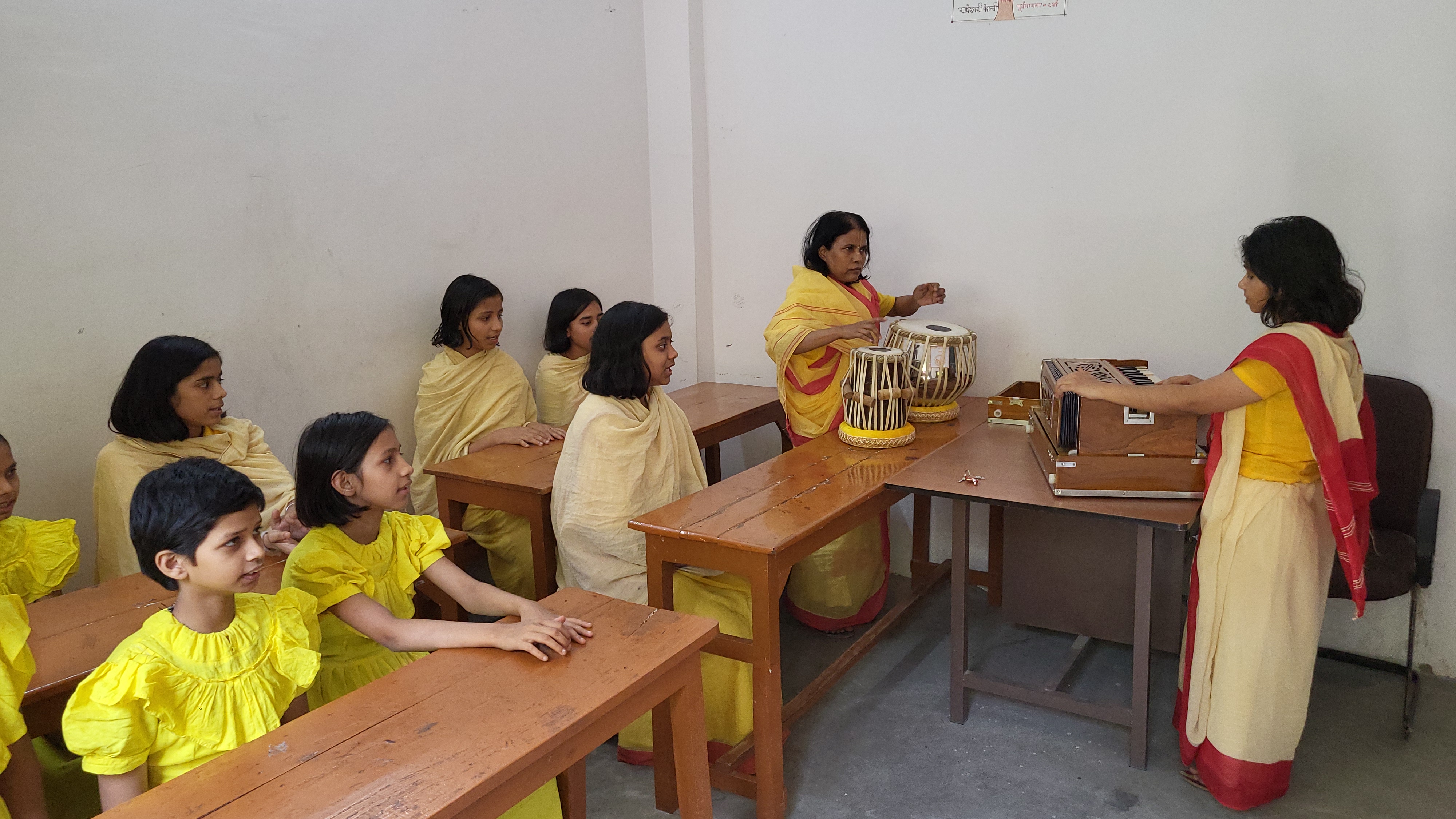 काशी के गुरुकुल में छात्राएं धर्म और अध्यात्म की शिक्षा ले रहीं हैं.