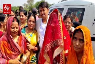 मिर्जापुर में दुल्हन की हेलिकाॅप्टर से विदाई