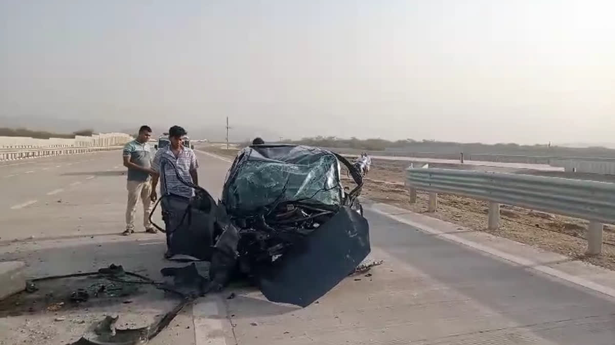 car accident on delhi mumbai express highway