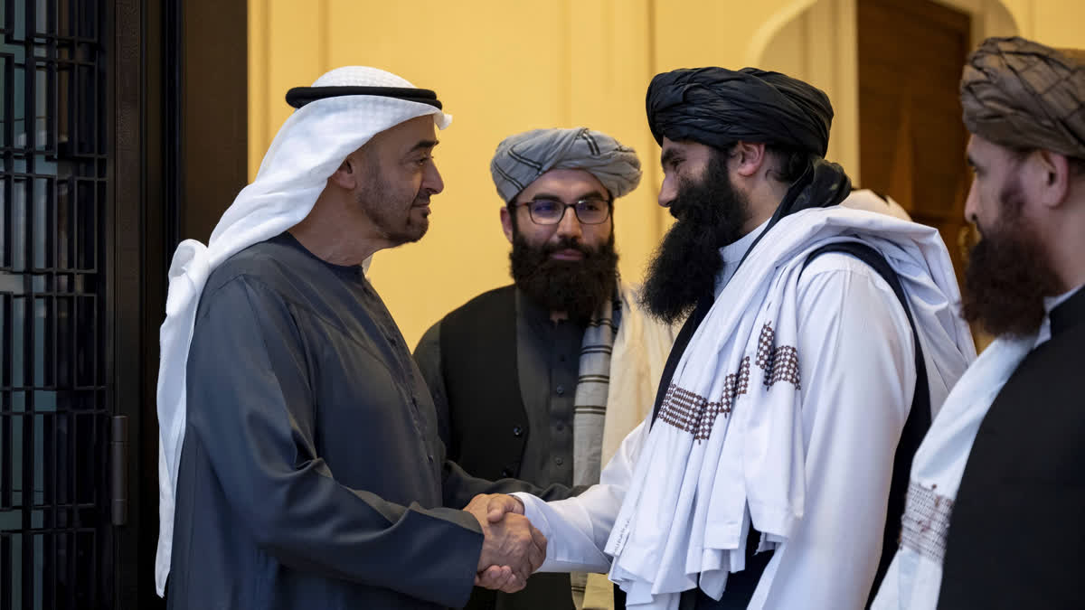 اماراتی رہنما شیخ محمد بن زید النہیان (بائیں)، طالبان عہدیدار سراج الدین حقانی کے ساتھ
