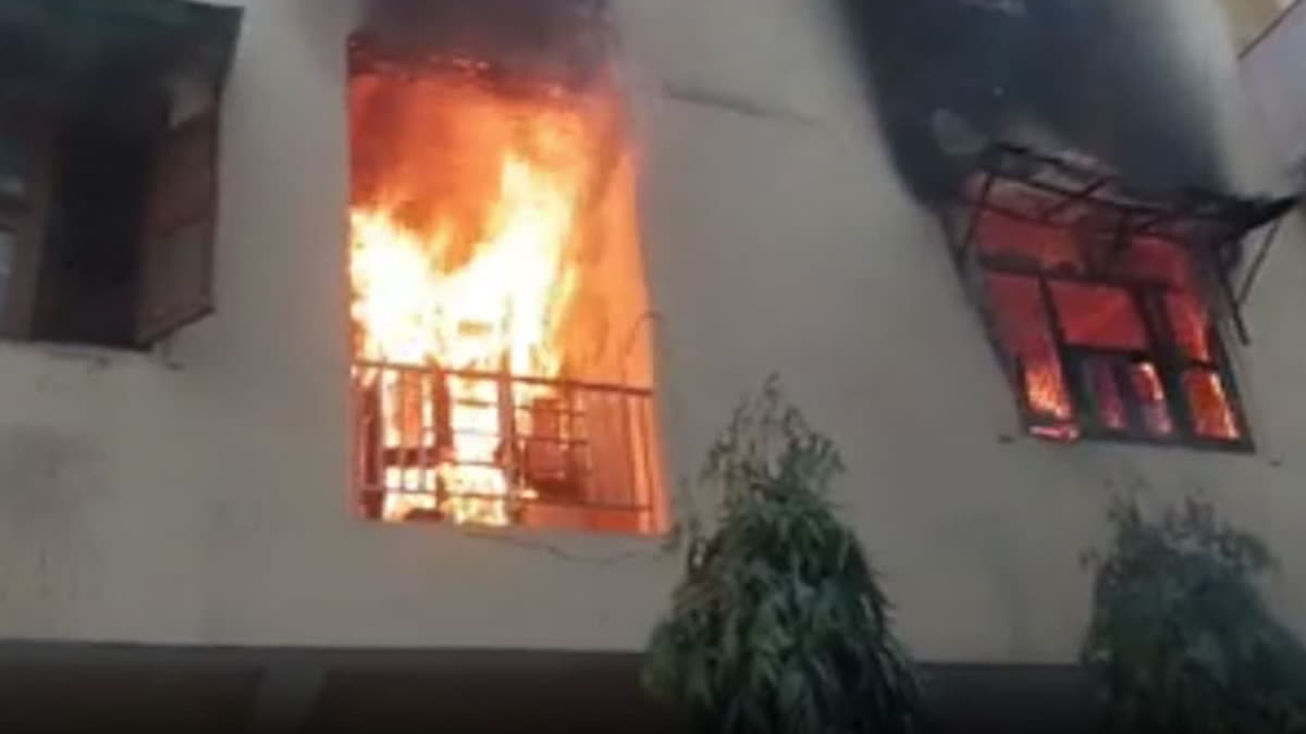 A house caught fire due to AC explosion in Ghaziabad, the family was sleeping in deep sleep