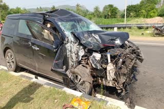 ഷൈന്‍ ടോം ചാക്കോ  കിയ കാര്‍ണിവല്‍  Shine Tom Chacko car accident  Kia Carnival