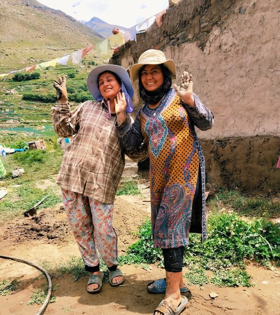 सुषमा के साथ पर्यटक भी खेतीबाड़ी में बंटाते हैं हाथ