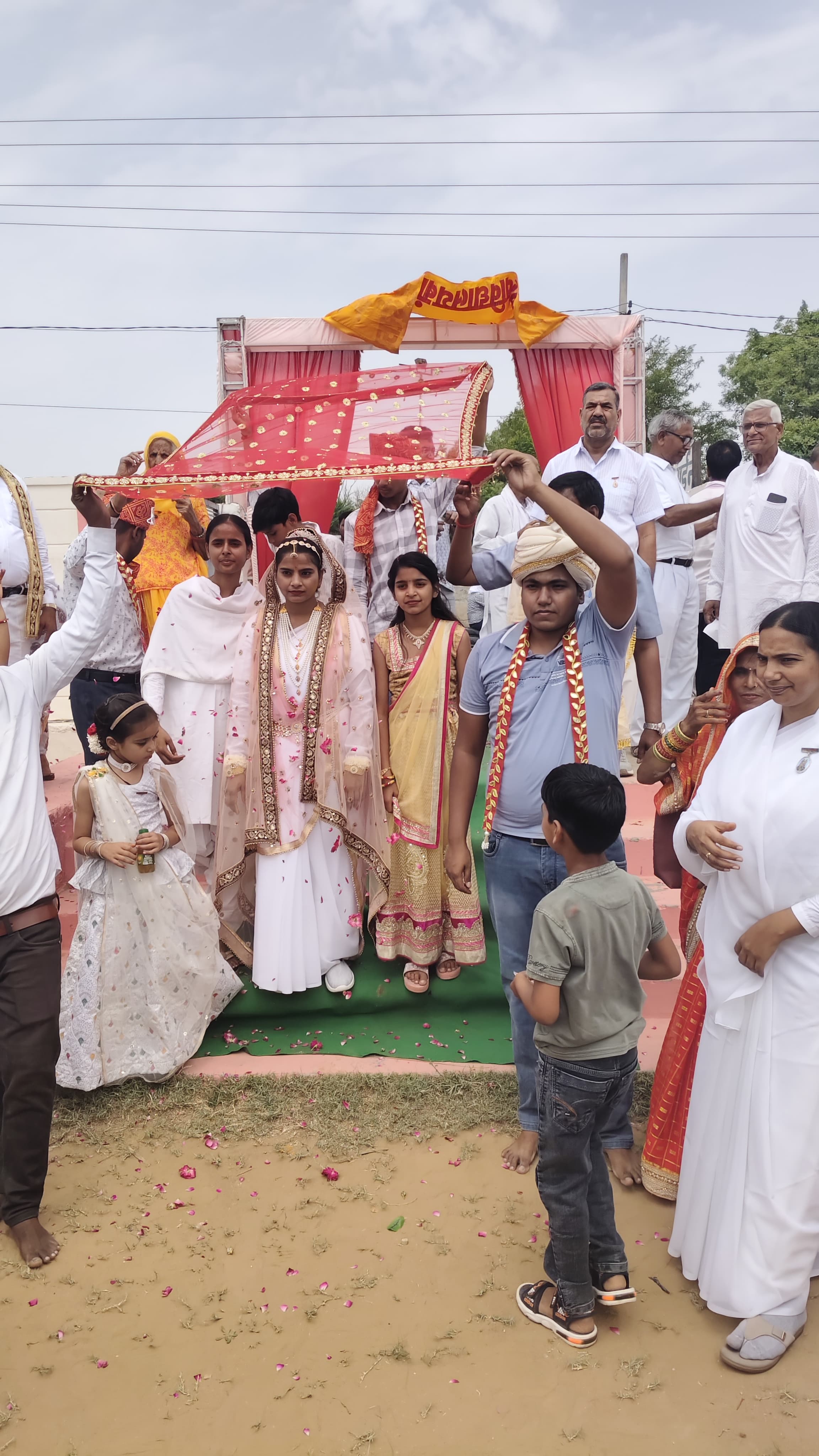 श्रद्धालु बने बाराती