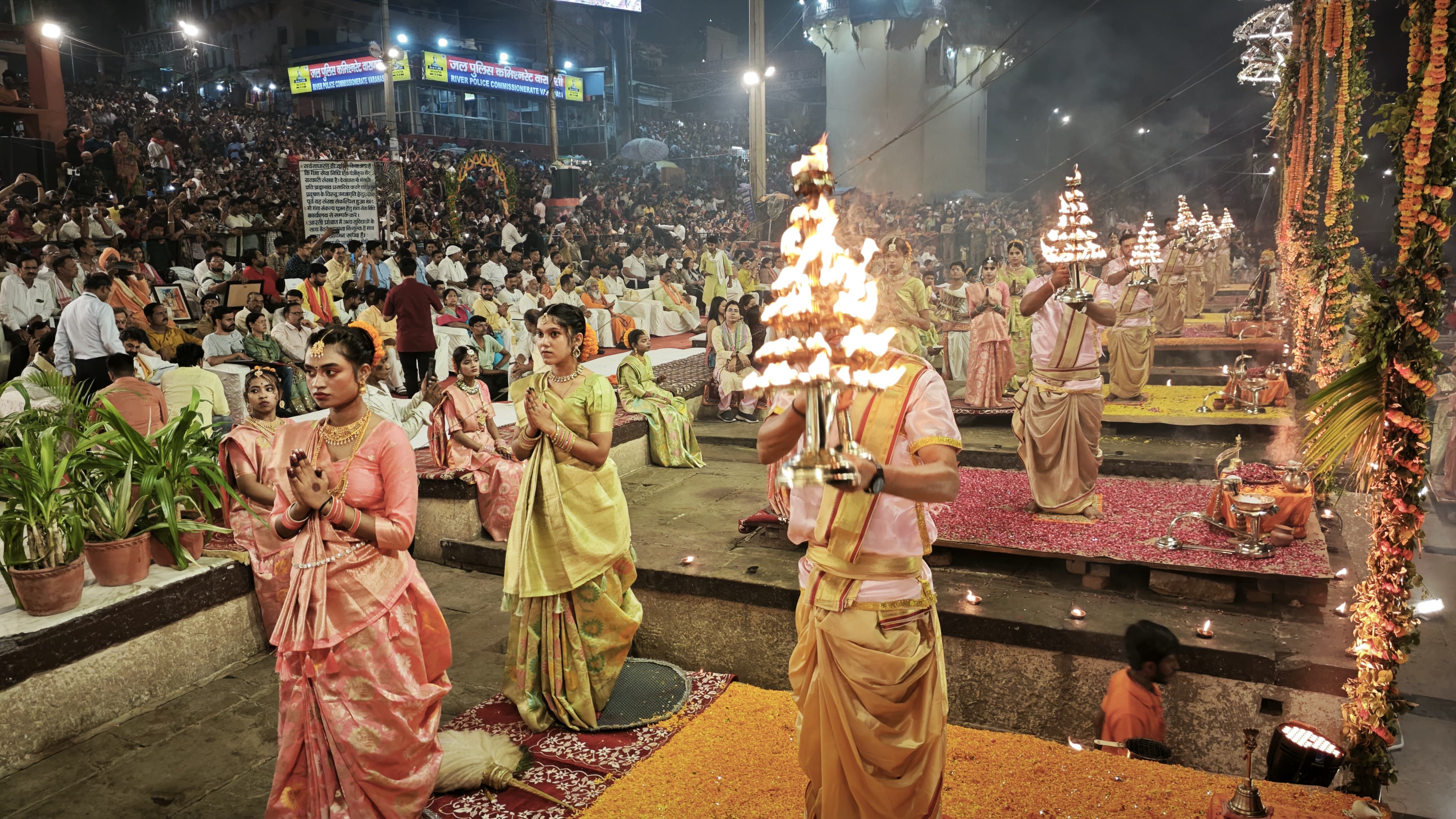 गंगा दशहरा ; दशाश्वमेध घाट पर गंगा आरती करते अर्चक और श्रद्धालु.