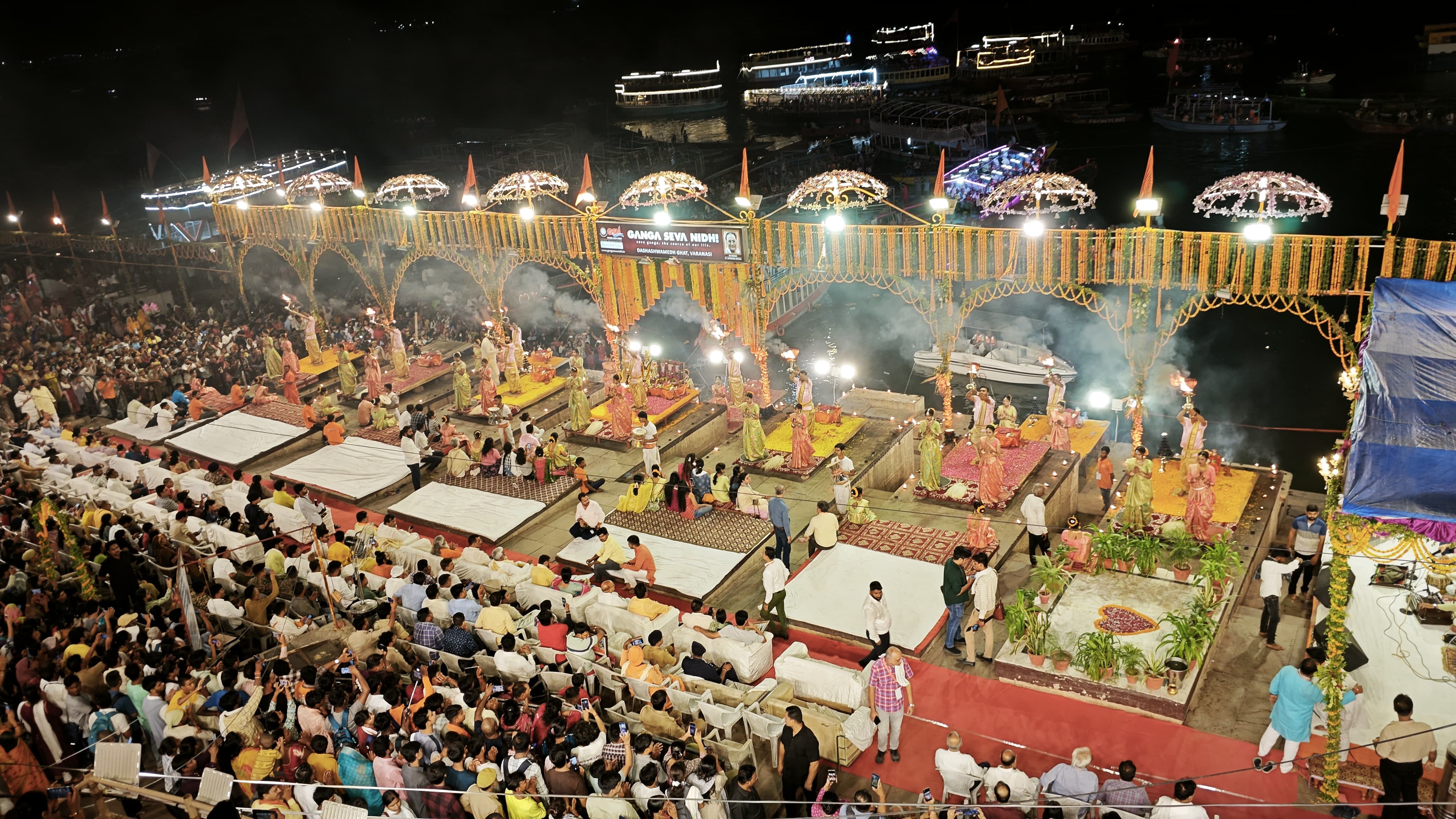गंगा दशहरा ; दीयों से जगमगाता दशाश्वमेध घाट