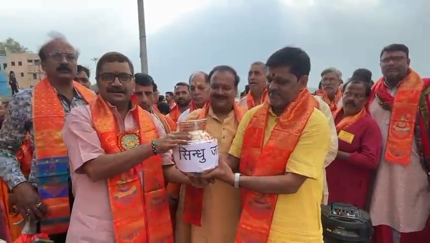 सिंधु और चिनाब नदी का जल लेकर काशी पहुंचे श्रद्धालु.