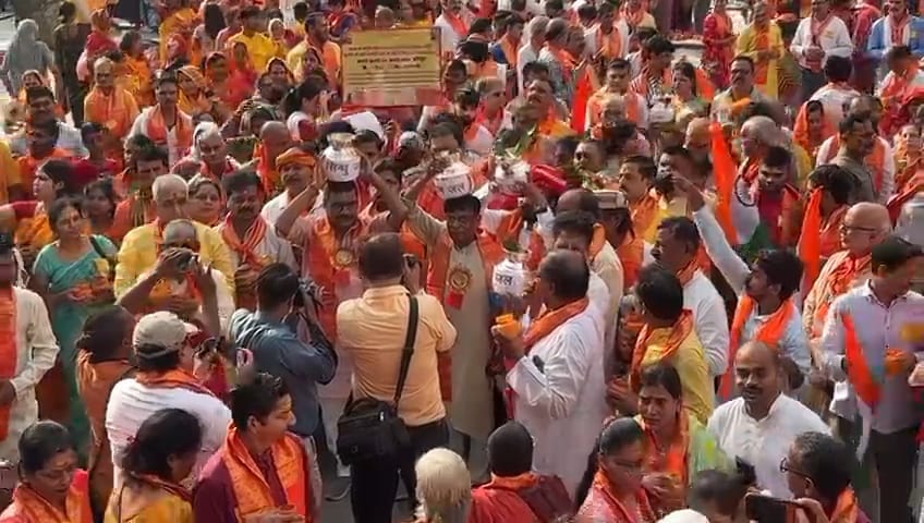 कलश यात्रा में शामिल लोग.