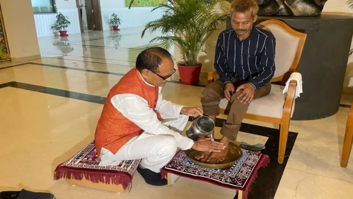 CM Shivraj apologized by washing the feet of tribal youth, Sudama told Dasmat