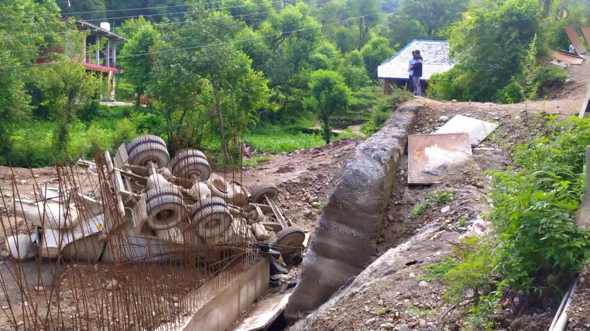 One Killed in Mixer overturned from road in Hamirpur.