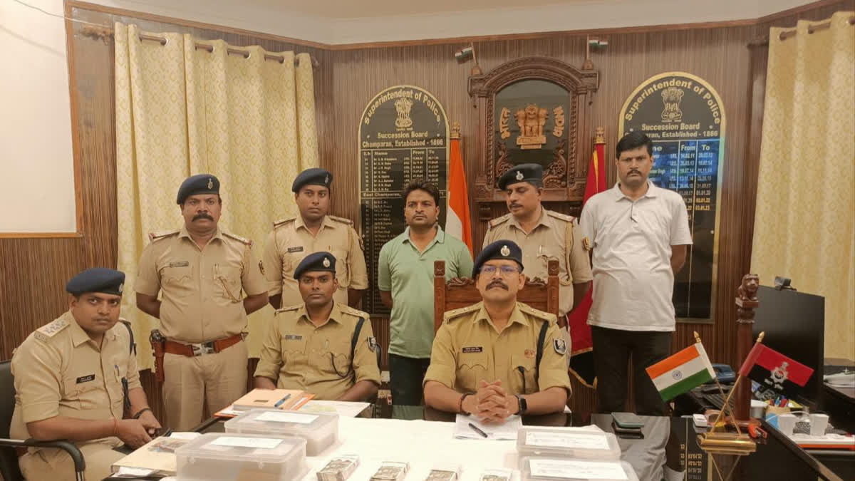 Two smugglers arrested with fake notes