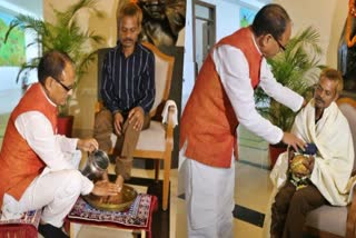 മുഖ്യമന്ത്രി ശിവരാജ് സിങ് ചൗഹാന്‍  Madhya Pradesh  Madhya Pradesh CM washes feet of victim  Sidhi Urination imbroglio  ആദിവാസി യുവാവിന്‍റെ കാല്‍കഴുകി മുഖ്യമന്ത്രി  ആദിവാസി യുവാവിന്‍റെ കാല്‍കഴുകി ശിവരാജ് സിങ്  Sidhi Urination imbroglio