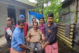 bed ridden patient  flood  residents shifting patient  rain  rain in kerala  pathanamthitta rain  കിടപ്പ് രോഗിയെ മാറ്റിപാര്‍പ്പിച്ച്  പത്തനംതിട്ട  തിരുവല്ല നഗരസഭ  വീട്ടില്‍ വെള്ളം കയറി  കനത്ത മഴ  മഴ  പത്തനംതിട്ട ഏറ്റവും പുതിയ വാര്‍ത്ത  ഇന്നത്തെ പ്രധാന വാര്‍ത്ത