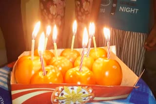 Rajkot News: મોંઘવારીનો અનોખો ટુચકો, ધોરાજીમાં કેકની જગ્યાએ ટામેટા કાપીને જન્મદિવસની ઉજવણી કરાઈ