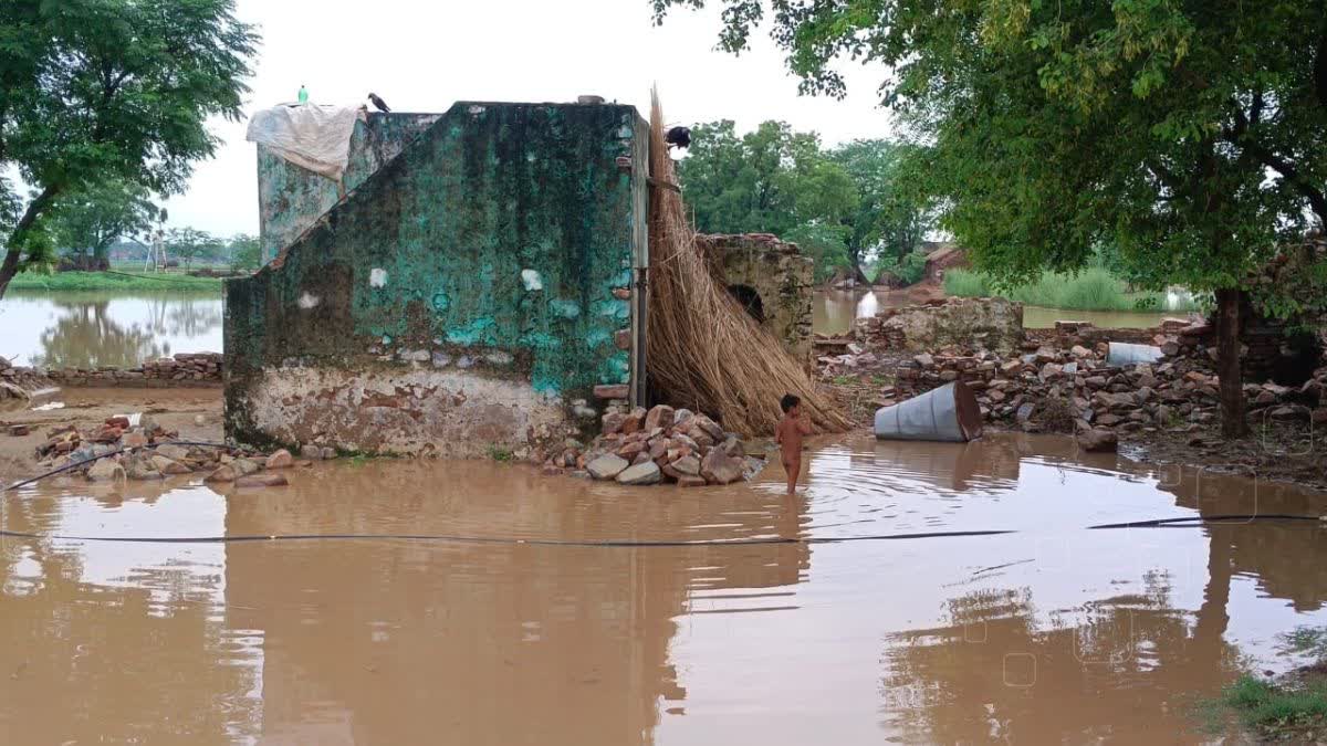 बारिश के कारण मकान गिरा