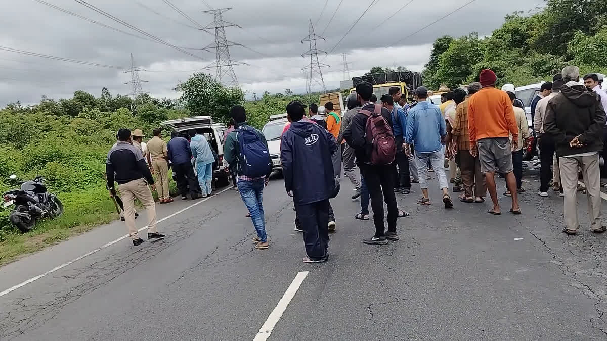 HEAD ON COLLISION  SHIVAMOGGA  COLLISION BETWEEN CARS  PEOPLE DIED ON THE SPOT