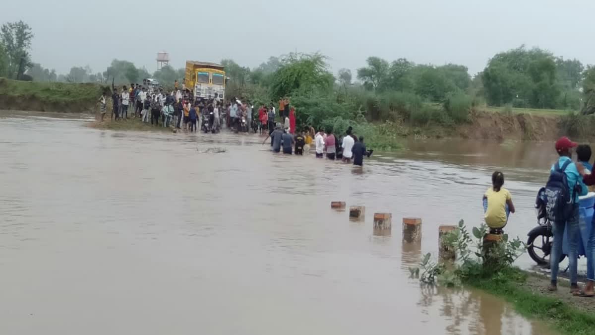 MORENA SON RIVER WATER ON BRIDGE