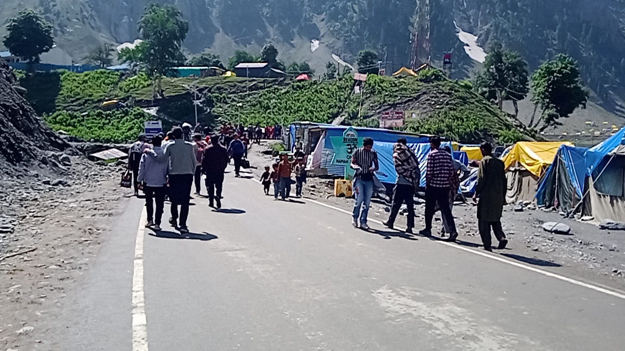 Amarnath Yatra continued peacefully from both tracks batch 9th reached valley