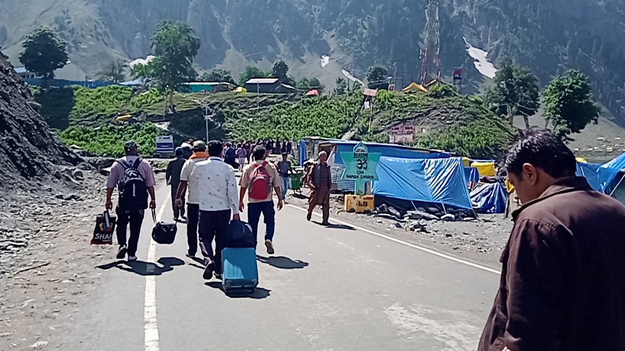 Amarnath Yatra continued peacefully from both tracks batch 9th reached valley