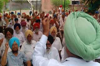Electricity employees and pensioners opened a front against the state and central government, protested in Barnala