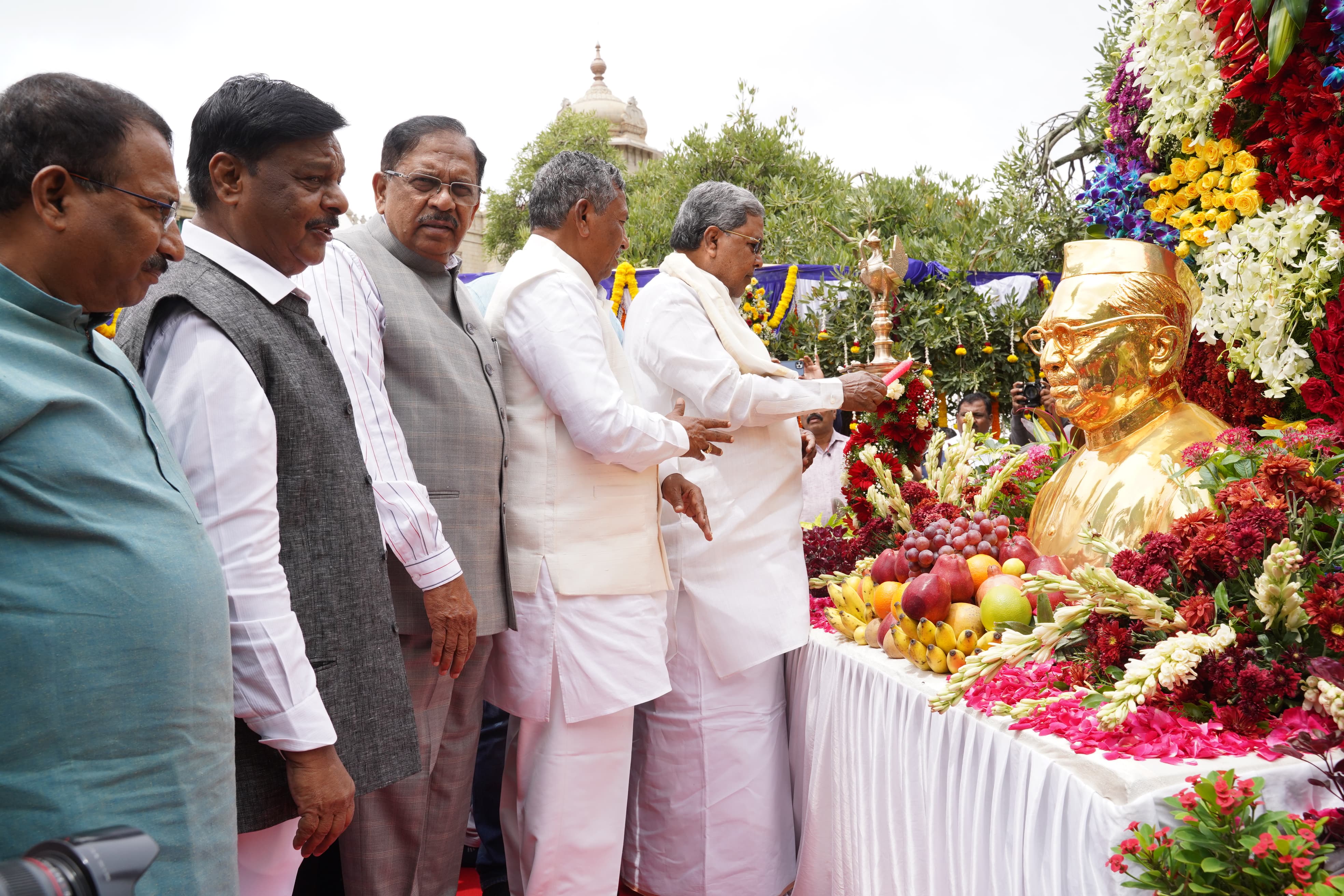 ಡಾ.ಬಾಬು ಜಗಜೀವನ್‍ರಾಮ್ ಪ್ರತಿಮೆಗೆ ಪುಷ್ಪನಮನ