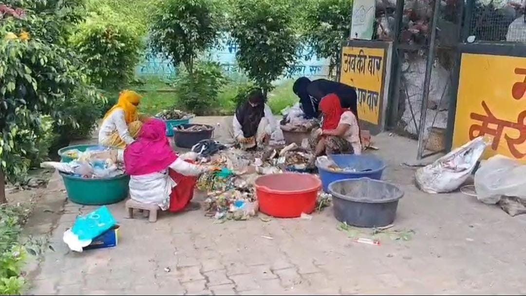 स्वयं सहायता समूह की महिलाओं को मिला रोजगार.
