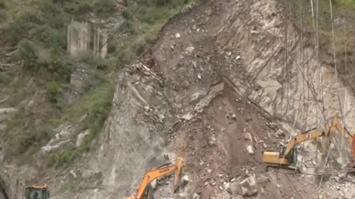 Fresh batch of Amarnath pilgrims leave for Jammu Kashmir highway blocked due to landslides