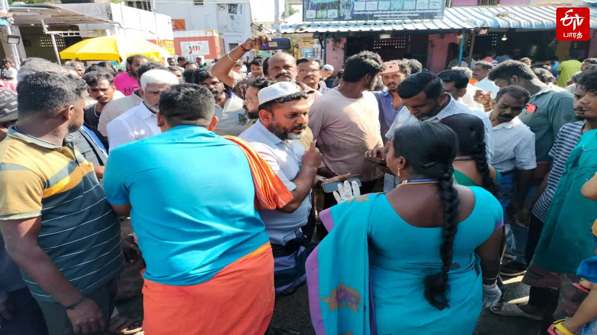 திண்டுக்கல் மீன் சந்தையில் மீன்வளத்துறை மற்றும் உணவு பாதுகாப்புத் துறை அதிகாரிகள் சோதனையில் ஈடுபட்டனர்