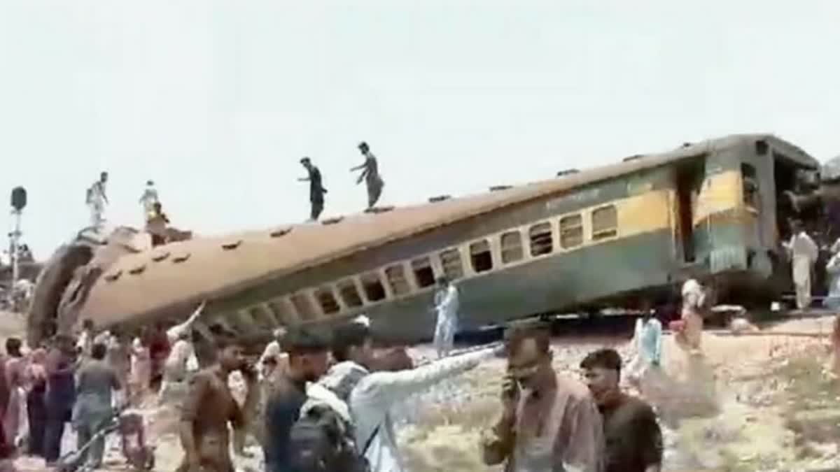 train accident in pakistan