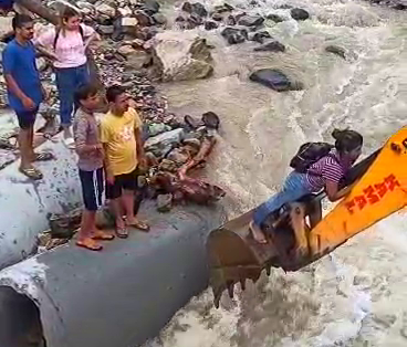 Tourists Rescued By JCB Who Stranded in Bandal River