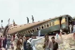 several dead after train derails in pakistan