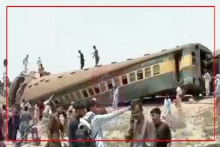 15-killed-50-injured-as-train-derails-in-pakistan