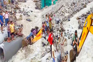 Tourists Rescued By JCB Who Stranded in Bandal River