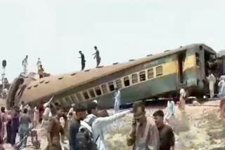 pakistan passenger train accident updates  പാകിസ്ഥാനില്‍ ട്രെയിന്‍ അപകടം  പാകിസ്ഥാനിലെ തെക്കൻ സിന്ധ് പ്രവിശ്യ  ട്രെയിന്‍ അപകടം  pakistan passenger train accident  pakistan passenger train