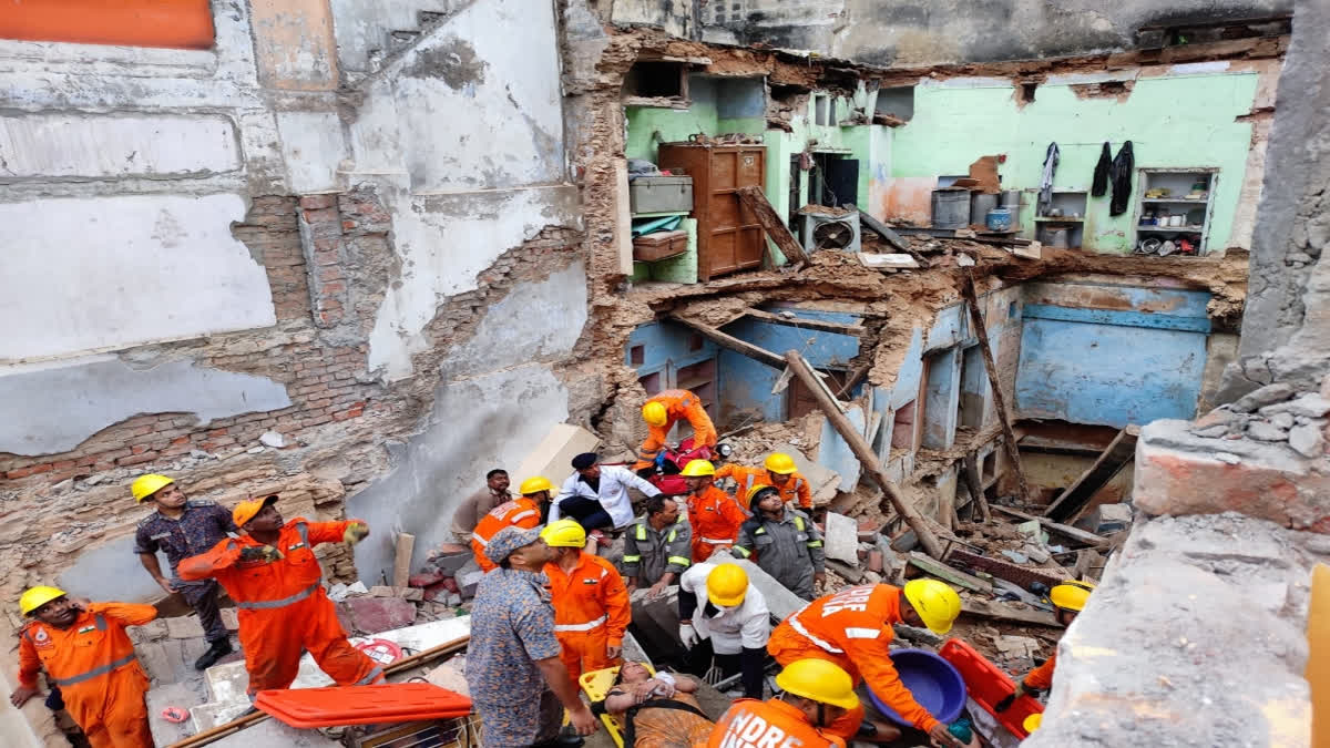 aVaranasi: 1 Dead, 5 Rescued After Two Houses Collapse Near Kashi Vishwanath Temple