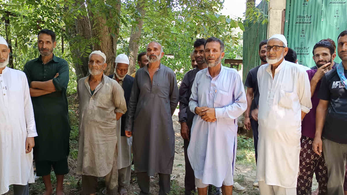 پلوامہ کے لیلہارا کاکاپورہ میں محکمہ آبپاشی کے خلاف کسانوں کا احتجاج