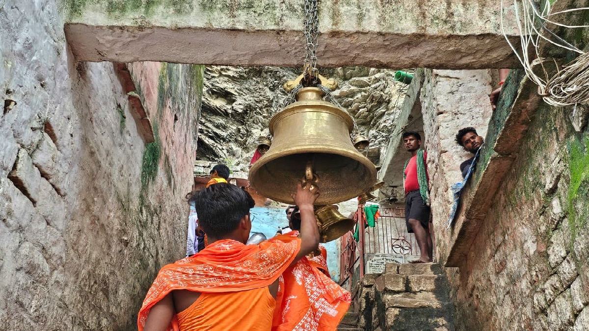 गुप्ताधाम  में प्रवेश करते शिव भक्त