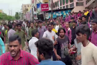 Students Fight in Road