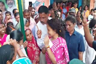 jmm-mla-kalpana-murmu-soren-met-women-who-come-to-fill-maiya-samman-yojana-form-in-giridih