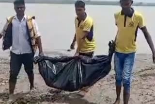 Dead body recovered from river Ganga