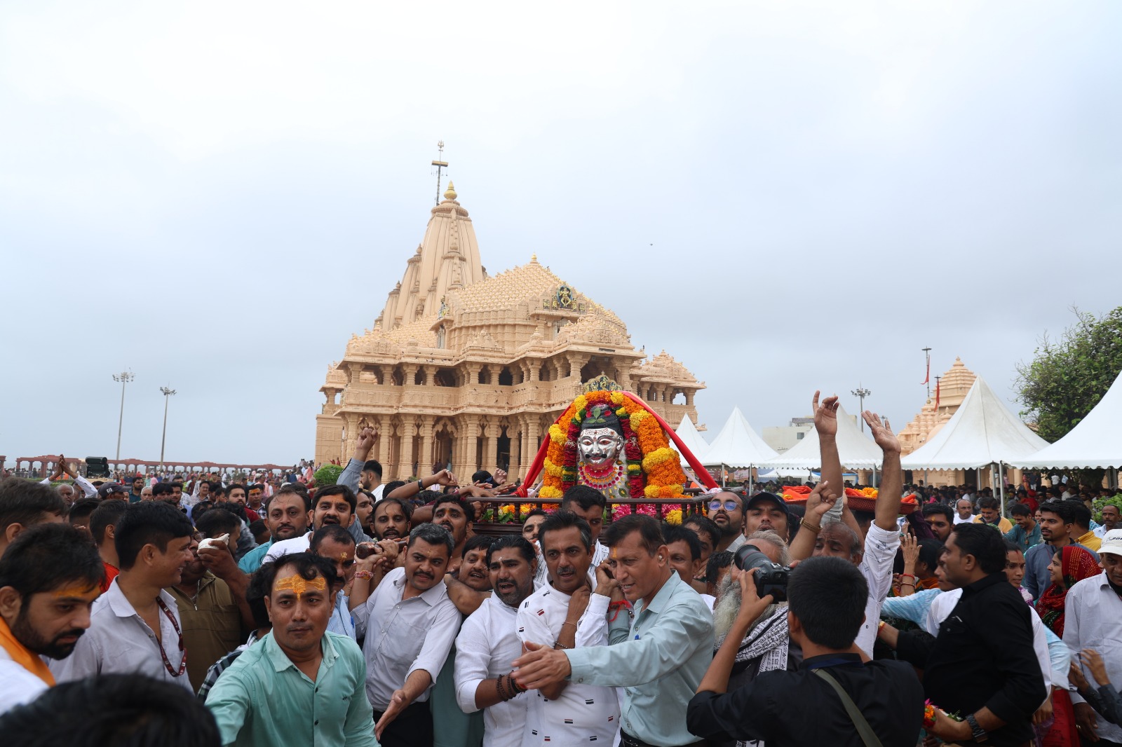 શ્રાવણ માસના પ્રથમ સોમવારે સોમનાથમાં ભક્તોનું ઘોડાપૂર